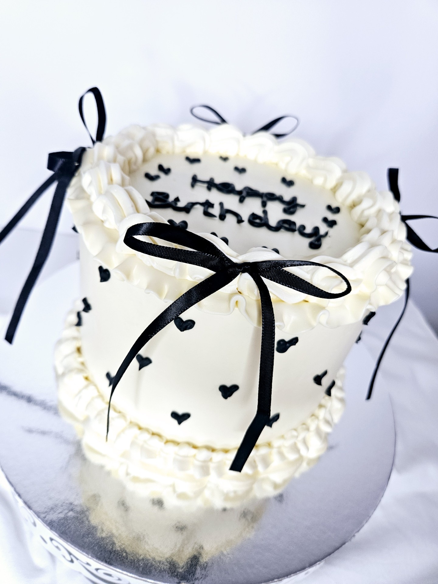 Elegante Torte mit Herzen und Schleifen — Nelis Tortenwelt Linz
